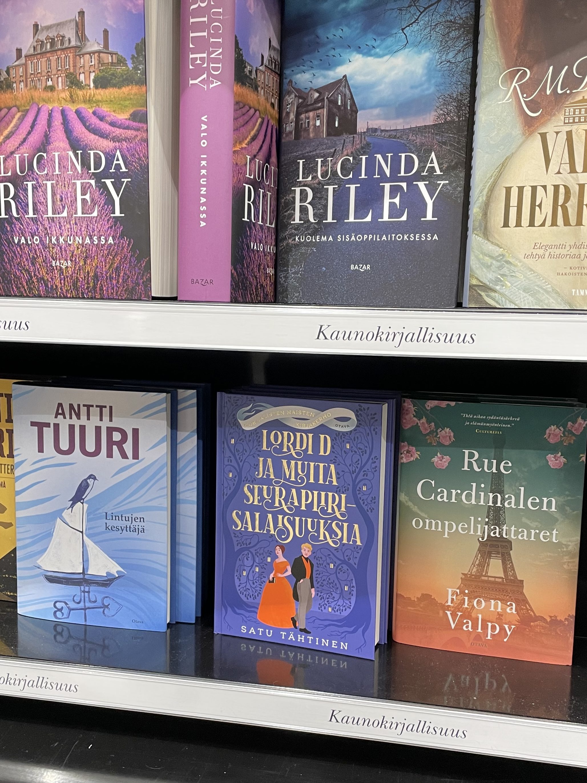 Lordi D kirjakaupan hyllyssä.