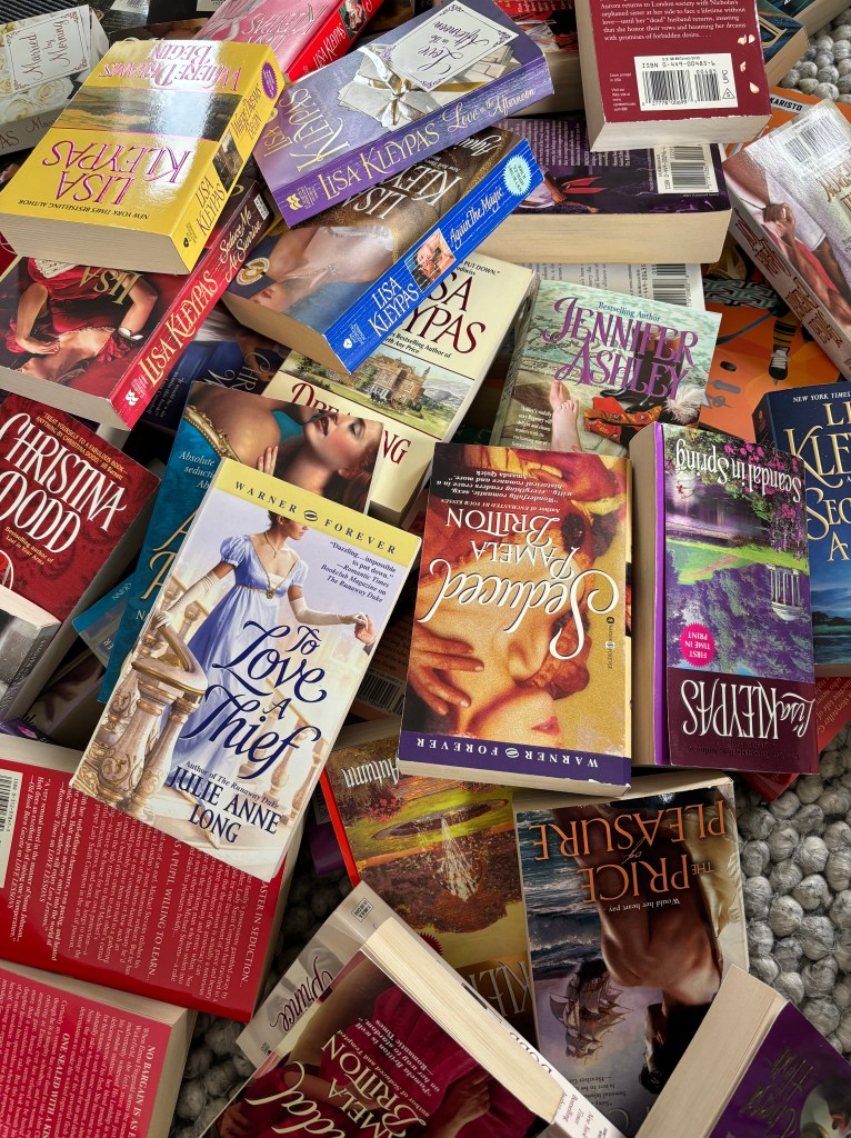 Kasa kirjoja lattialla.