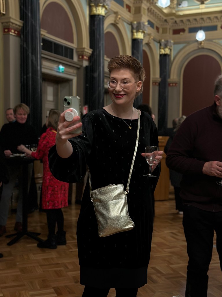 Satu Oulun kirjamessujen vastaanotolla.